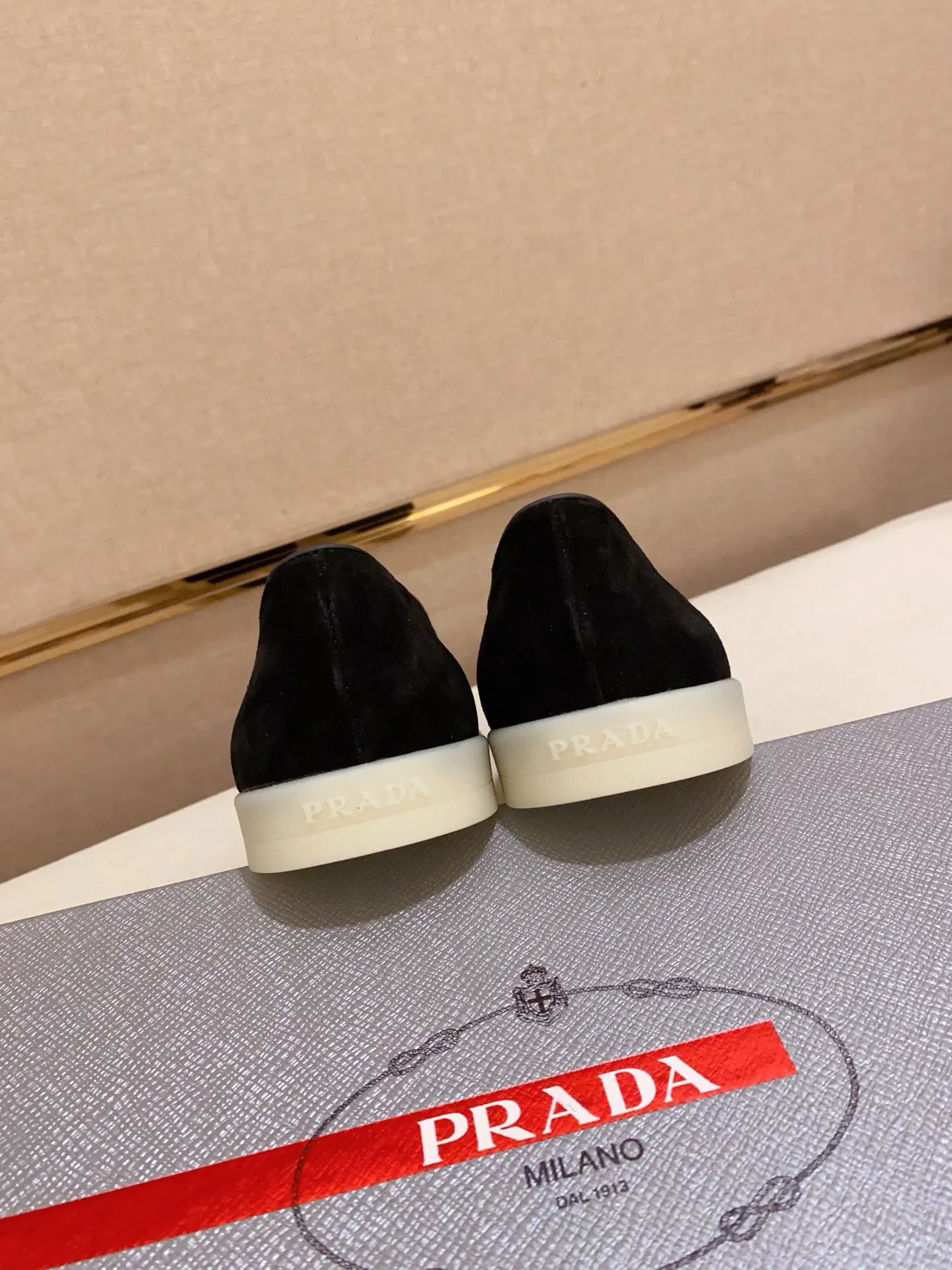 Men's shoes 💰 580💰 ✔️✔️✔️High-quality new PRADA counters are launched at the same time. The new men's shoes and 😘fabrics are selected from high-silk bald cowhide and are made by pure handicrafts. Lining: Full cowhide lining. 👍🏿 High-end ☄️ air-cushion molded anti-slip rubber outsole, exquisite lines, simple and elegant, comfortable and high-end for leisure travel. Code number: 38 to 44 (45 can be customized)